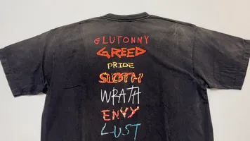 SAINT Mxxxxxx SEVEN DEADLY SS TEE/BLK Phantom SAINT Seven Deadly Sins Printed TEE Washed Black S-XL Look for cylindrical fabrics with no side seams. Don’t buy open width fabrics anymore. It’s boring. Assute garments are dyed. The whole piece is sprayed with Ma Liu. Then spray the heavy parts to fade. The collar and cuffs are frayed. Many hangings are frayed. Accessories are complete. Customized original consistent main mark/wash mark/little angel anti-counterfeiting mark.